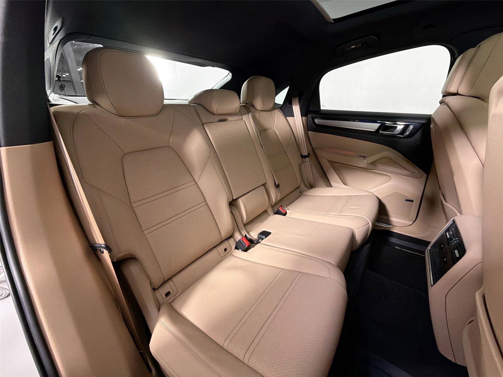 Certified 2022 Porsche Cayenne Platinum Edition AWD/4WD image 27