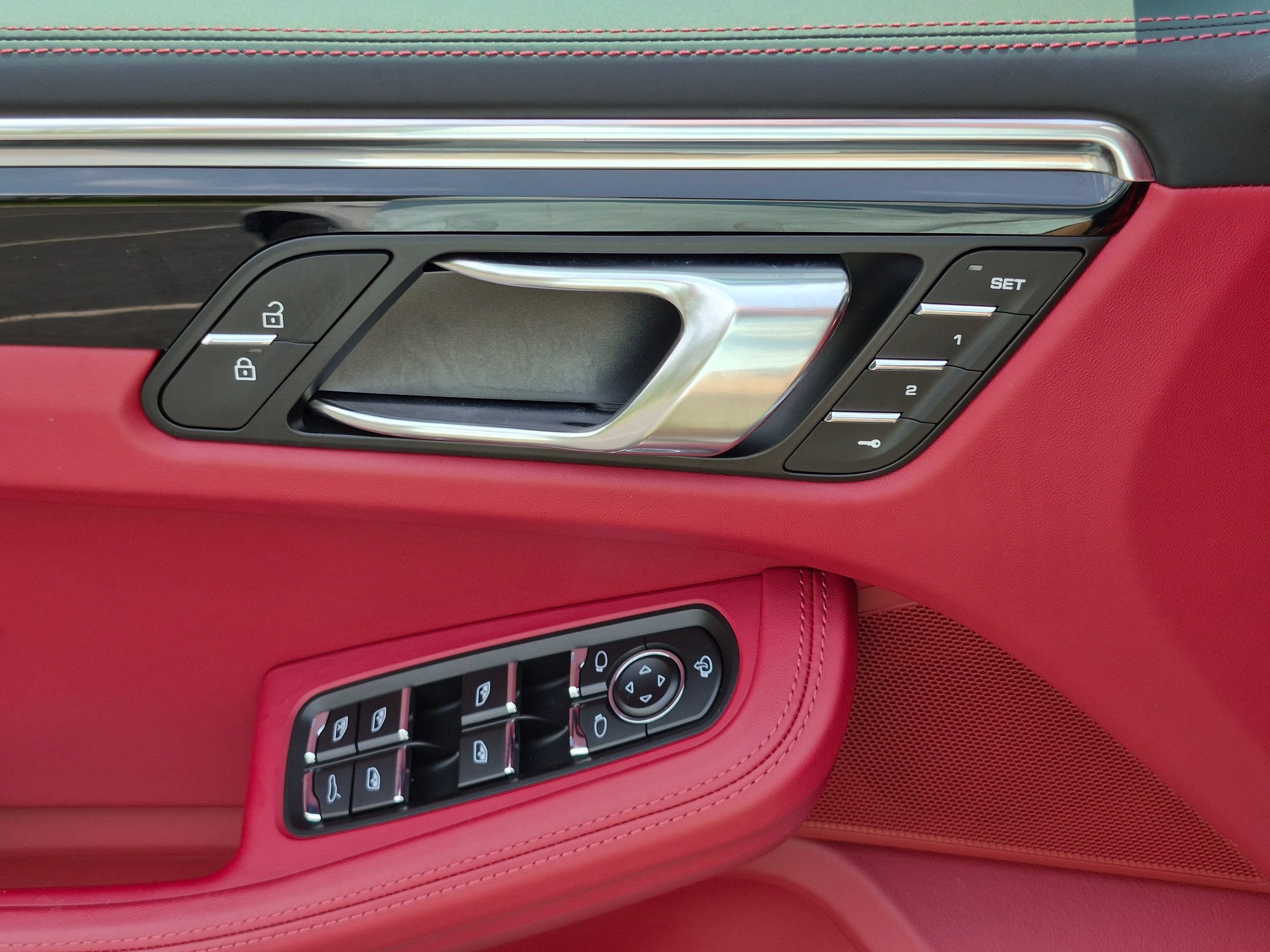 Certified 2025 Porsche Macan S AWD/4WD image 23