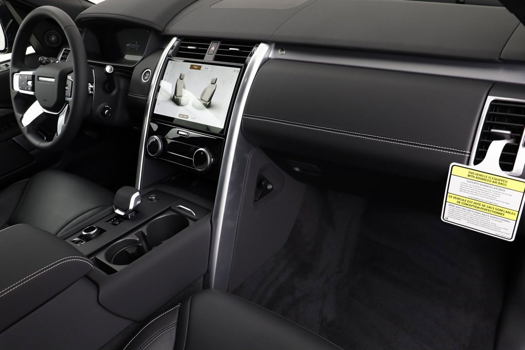 New 2025 Land Rover Discovery Dynamic SE image 19