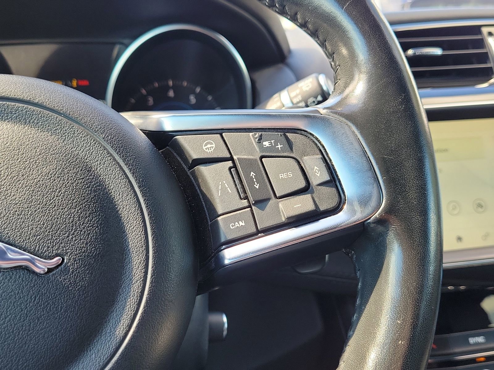 Used 2019 Jaguar F-PACE Prestige AWD/4WD image 18