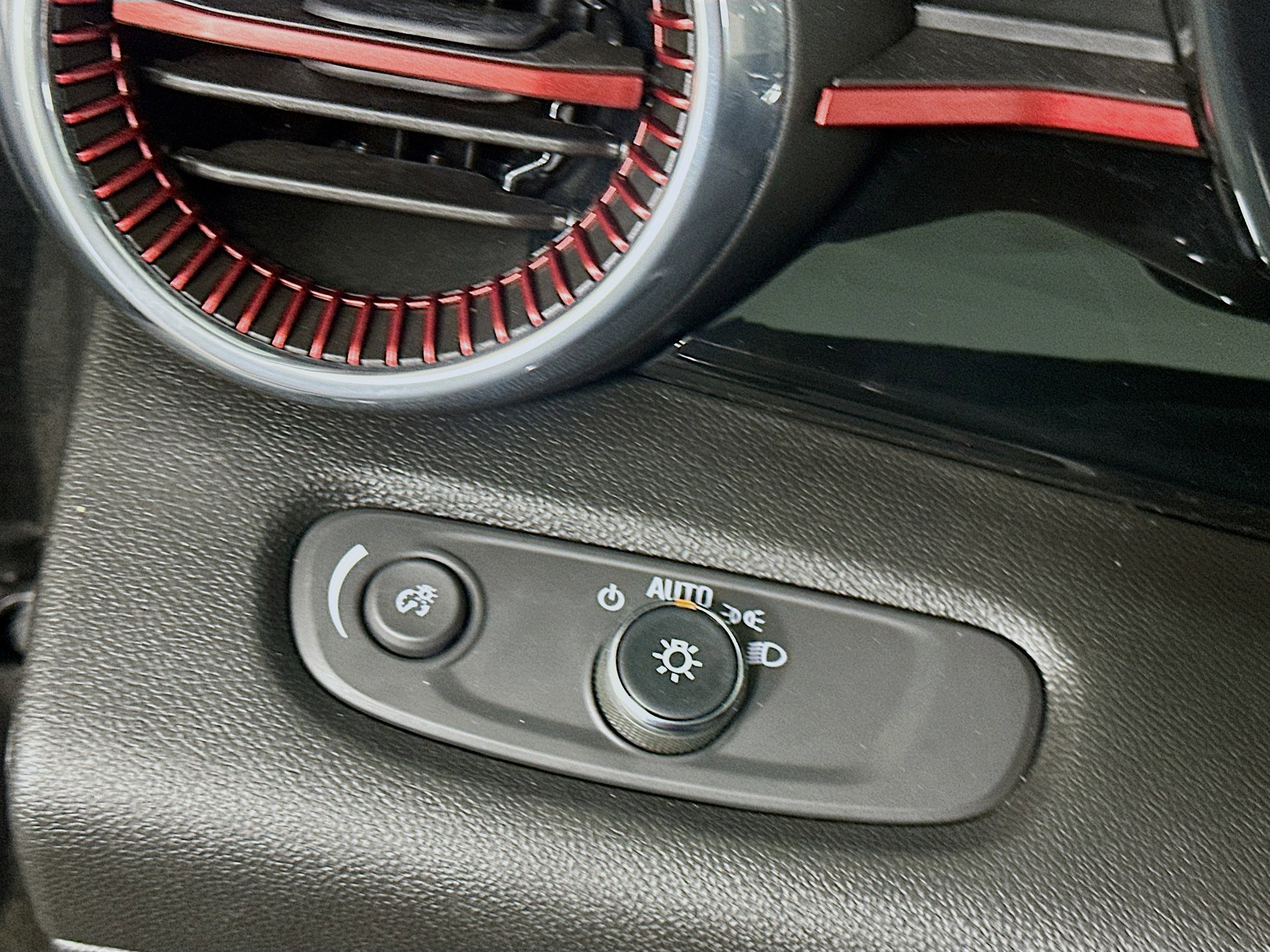 Used 2024 Chevrolet Trax RS w/ Sunroof Package image 17