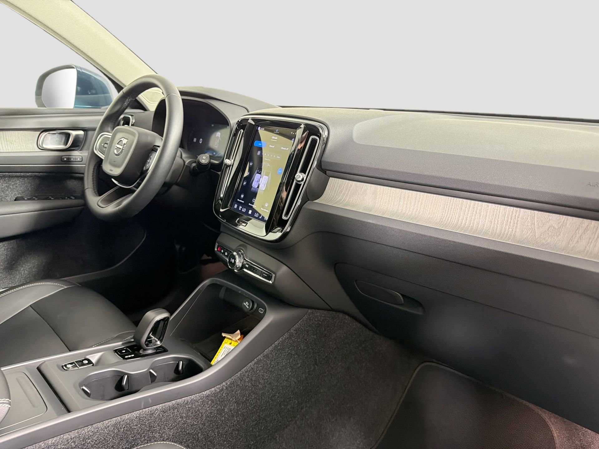 Certified 2025 Volvo XC40 B5 Core AWD/4WD image 28