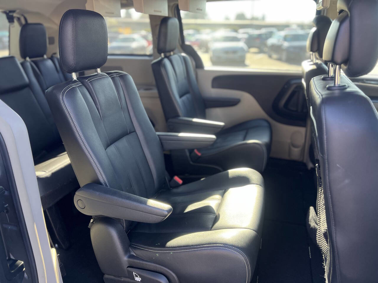 Used 2016 Chrysler Town & Country Touring image 18