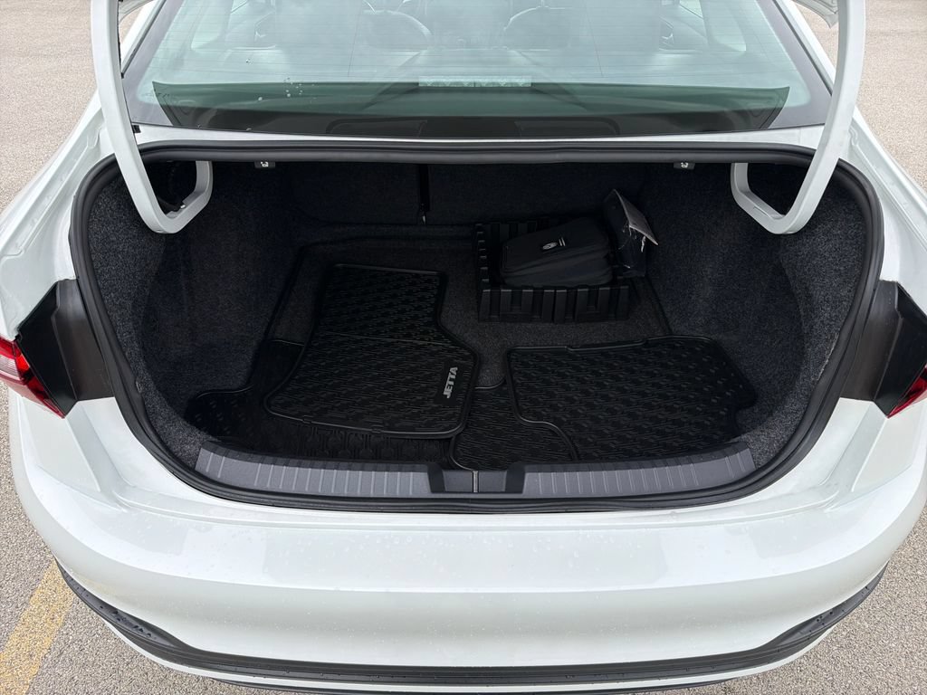 Certified 2023 Volkswagen Jetta SE w/ Panoramic Sunroof Package FWD image 28
