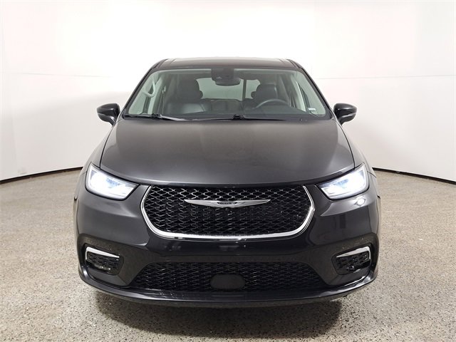 Used 2023 Chrysler Pacifica Touring-L image 3