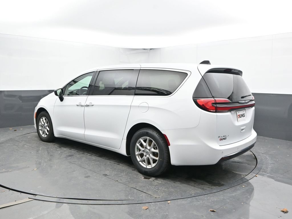 Used 2024 Chrysler Pacifica Touring-L image 10