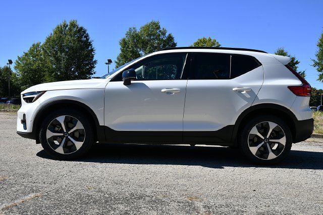 Certified 2025 Volvo XC40 B5 Plus AWD/4WD image 4