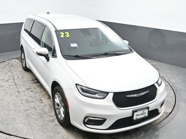 Used 2023 Chrysler Pacifica Touring-L image 16