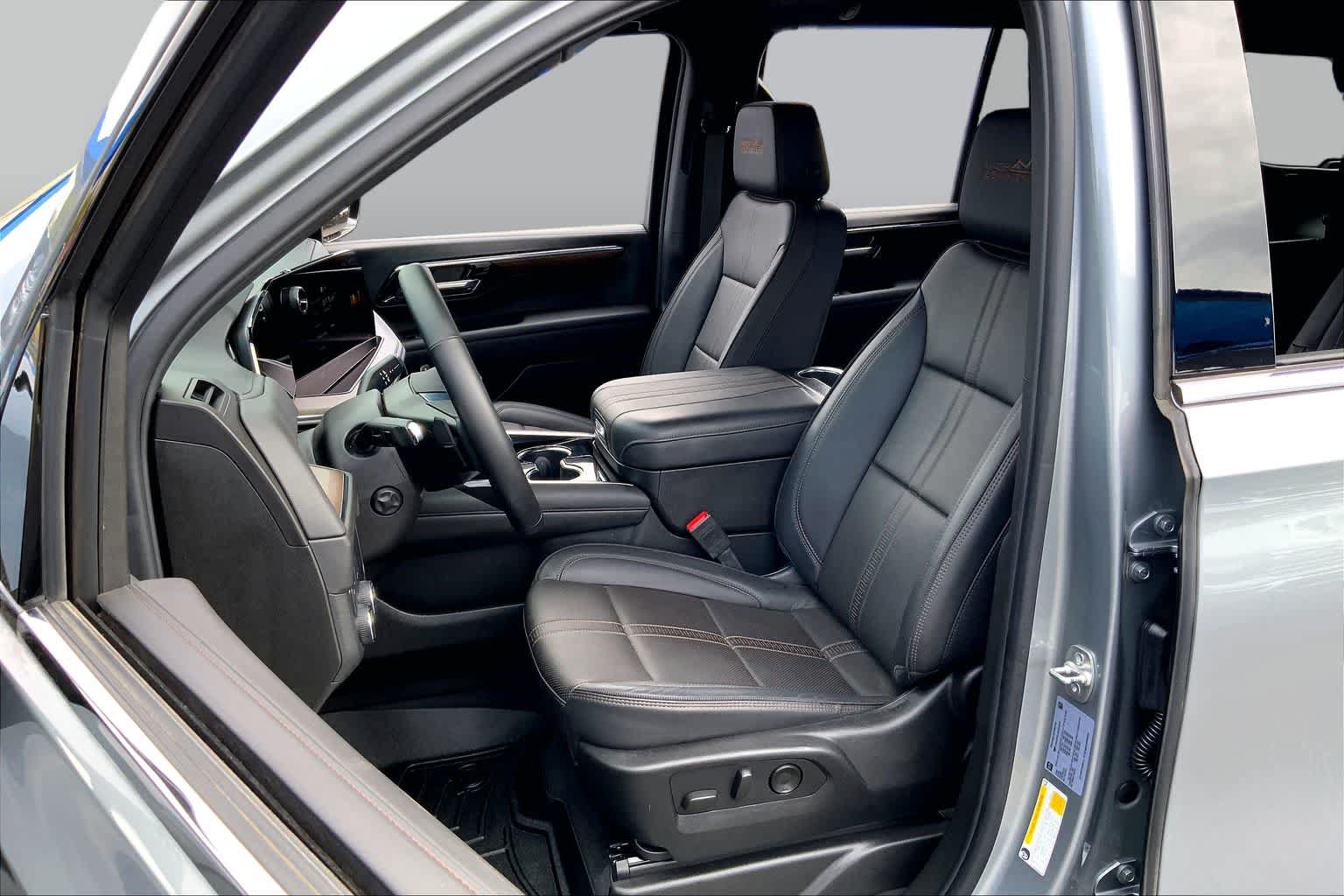 Used 2025 Chevrolet Tahoe High Country AWD/4WD image 15