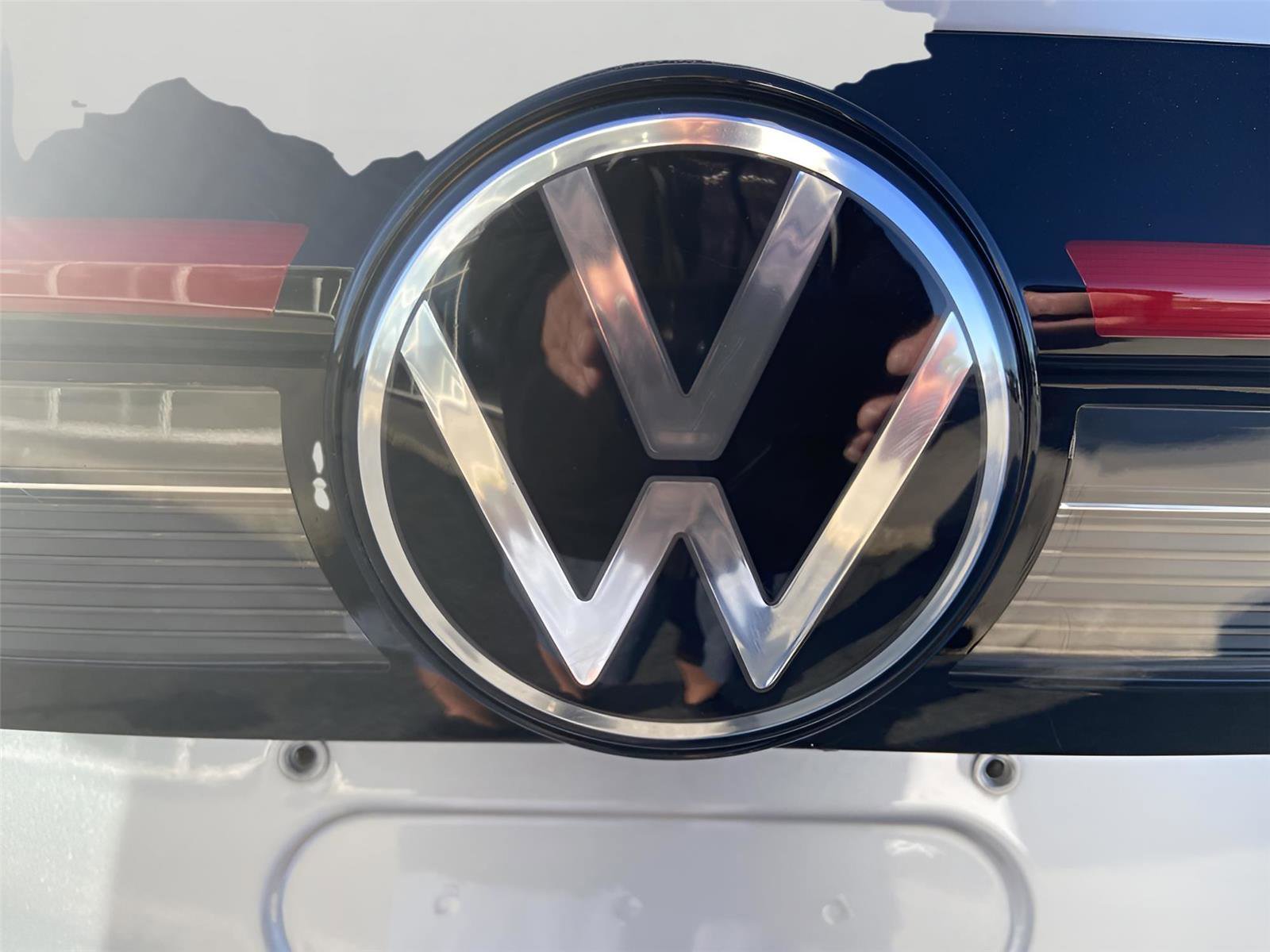 Used 2025 Volkswagen Taos SE w/ Panoramic Sunroof Package image 12