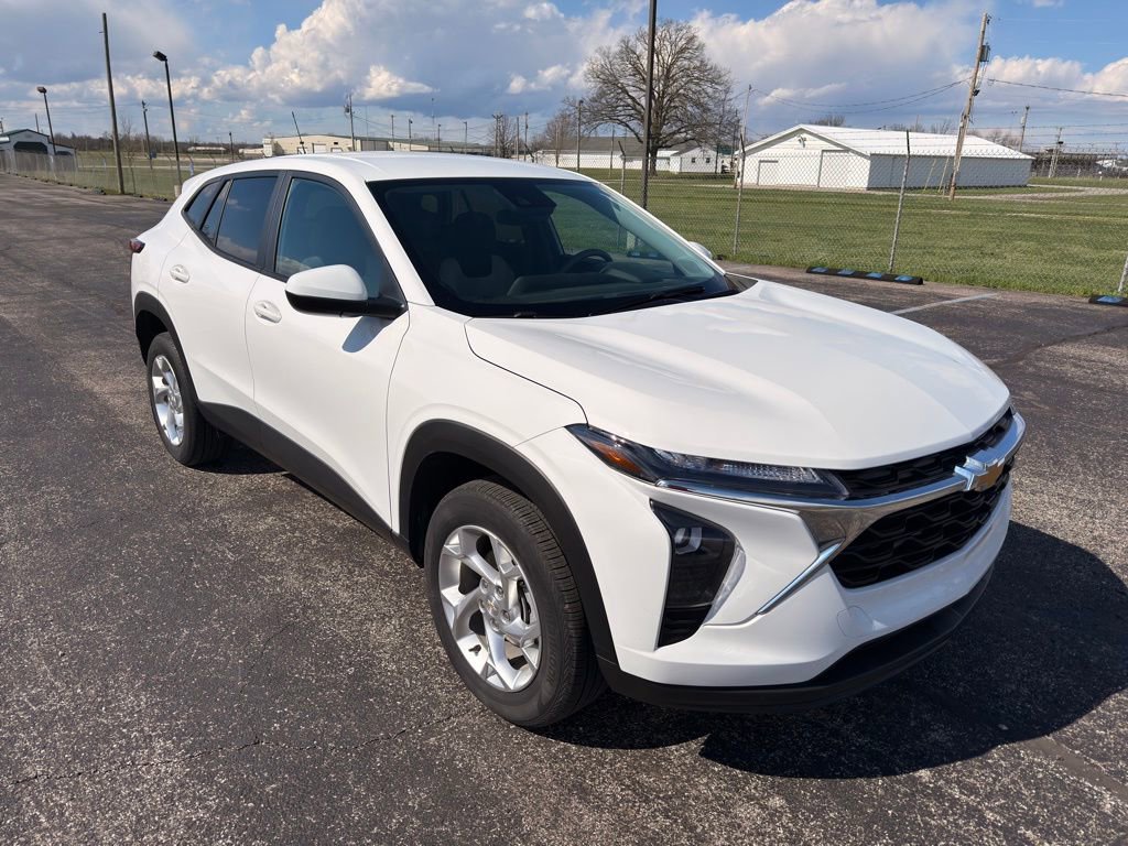 Used 2024 Chevrolet Trax LS w/ LS Convenience Package image 6