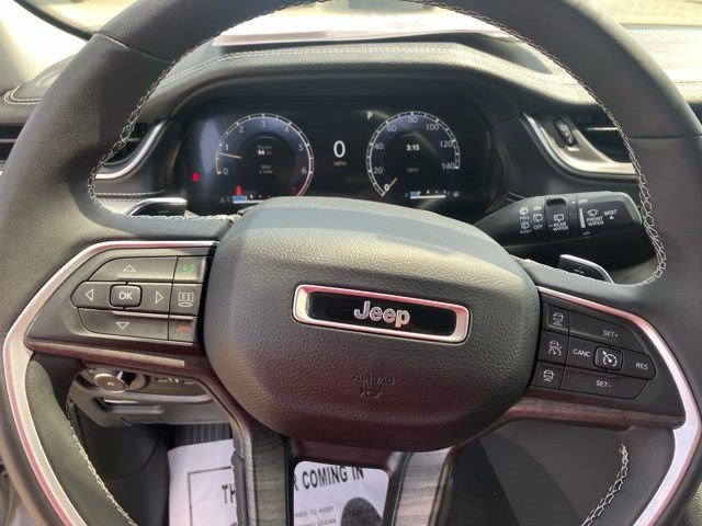 Used 2023 Jeep Grand Cherokee Limited w/ Black Appearance Package AWD/4WD image 14