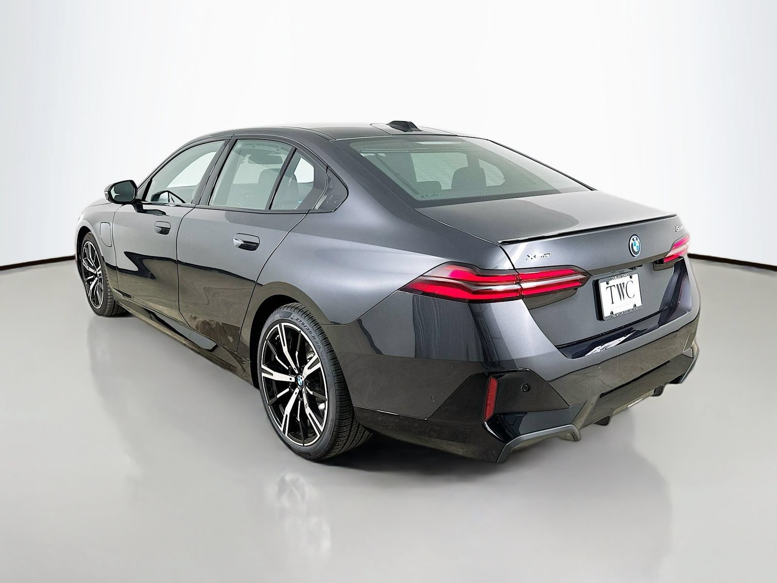 New 2026 BMW 550e xDrive w/ Executive Package AWD/4WD image 7