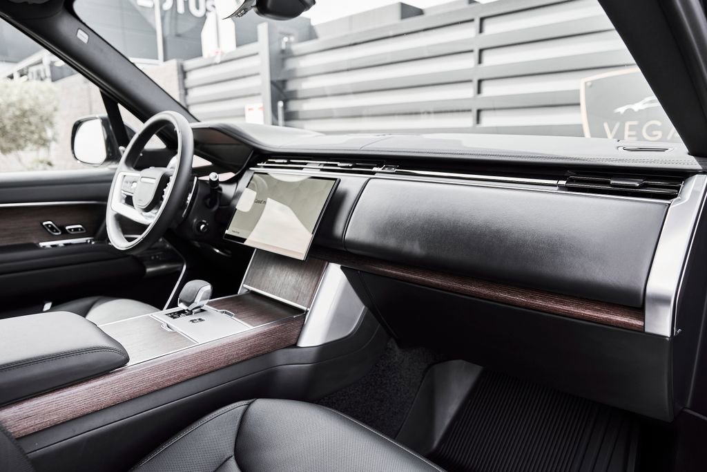 Used 2025 Land Rover Range Rover Long Wheelbase SE image 35