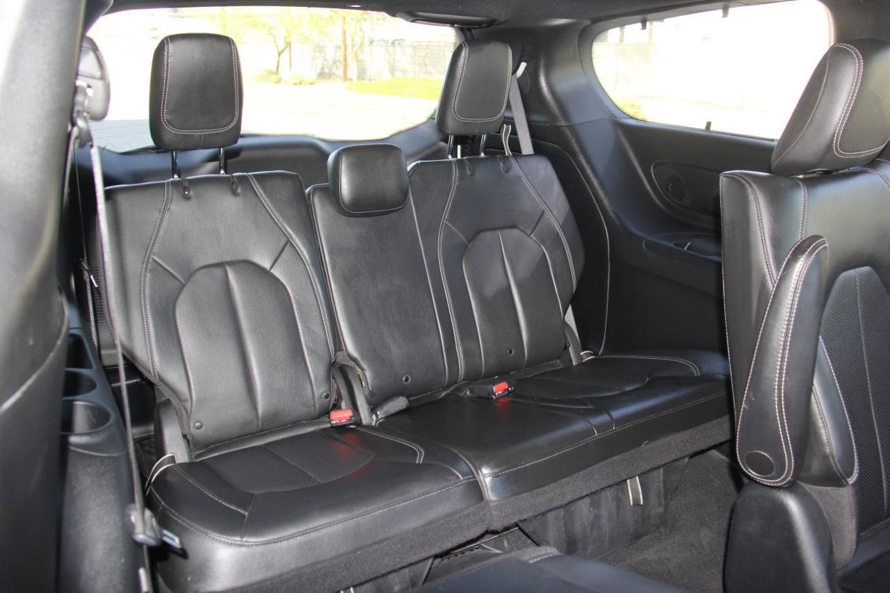 Used 2020 Chrysler Pacifica Touring-L w/ S Appearance Package FWD image 32