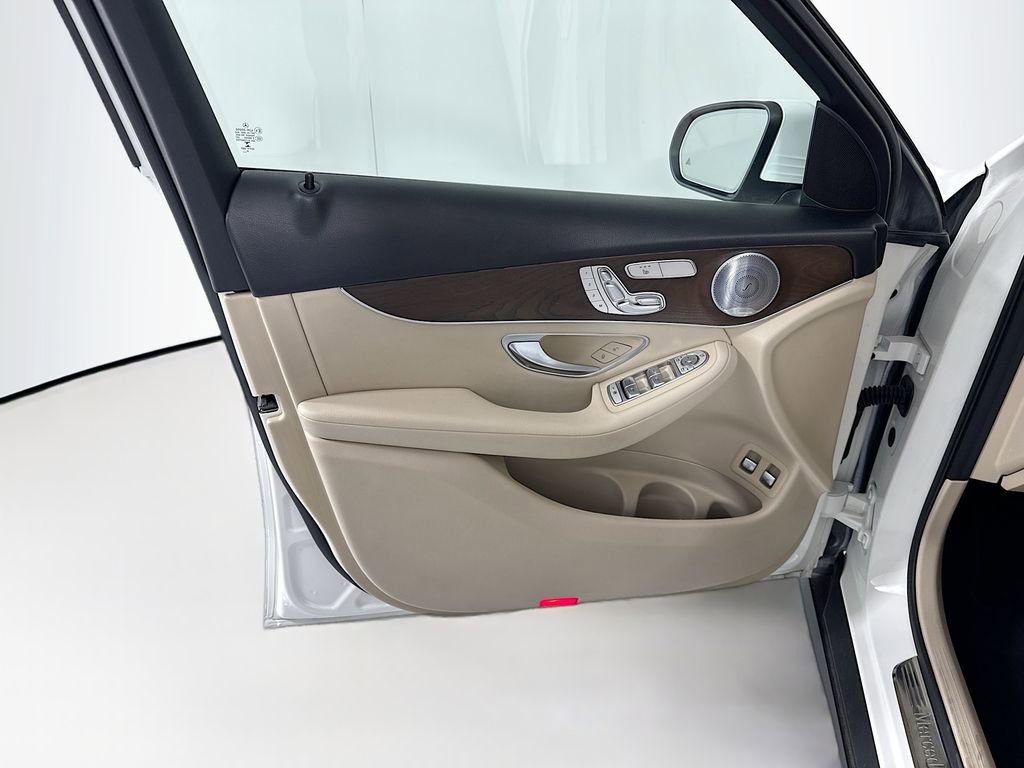 Used 2019 Mercedes-Benz GLC 350e 4MATIC image 24