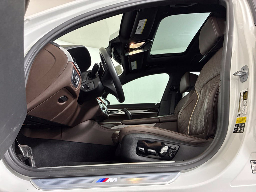 Used 2022 BMW 750i xDrive w/ Luxury Rear Seating Package AWD/4WD image 22