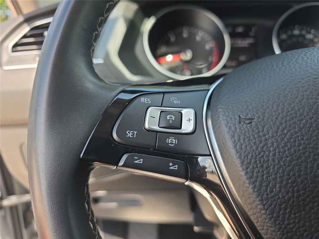 Used 2021 Volkswagen Tiguan SE w/ Panoramic Sunroof Package FWD image 24