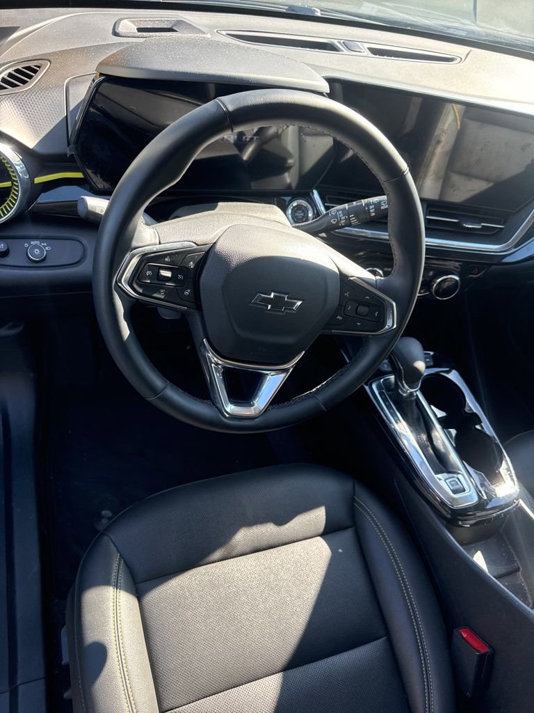 Used 2025 Chevrolet Trax ACTIV w/ Sunroof Package image 19