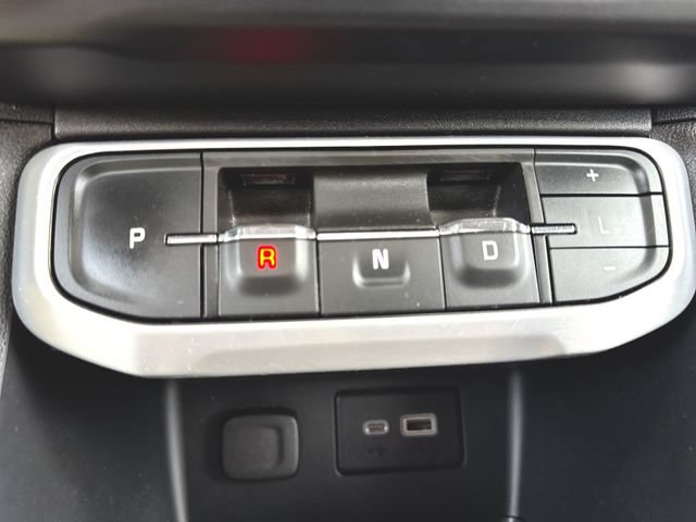 Used 2021 GMC Acadia SLE w/ Driver Convenience Package FWD image 16