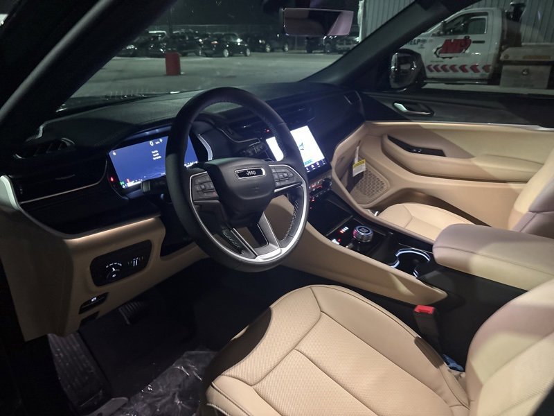 New 2025 Jeep Grand Cherokee Limited w/ Luxury Tech Group II image 17