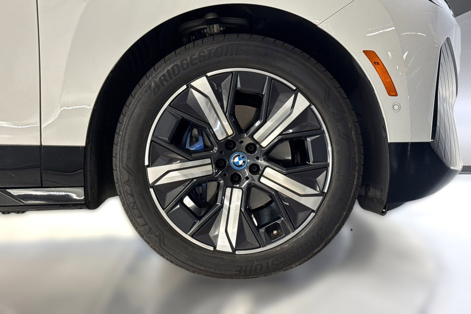 Used 2024 BMW iX xDrive50 w/ Premium Package AWD/4WD image 12