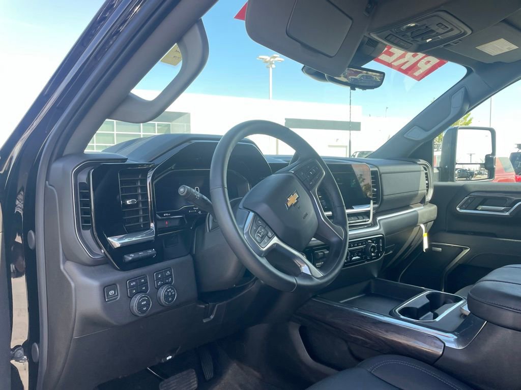 Used 2024 Chevrolet Silverado 2500 LTZ w/ LTZ Plus Package image 9