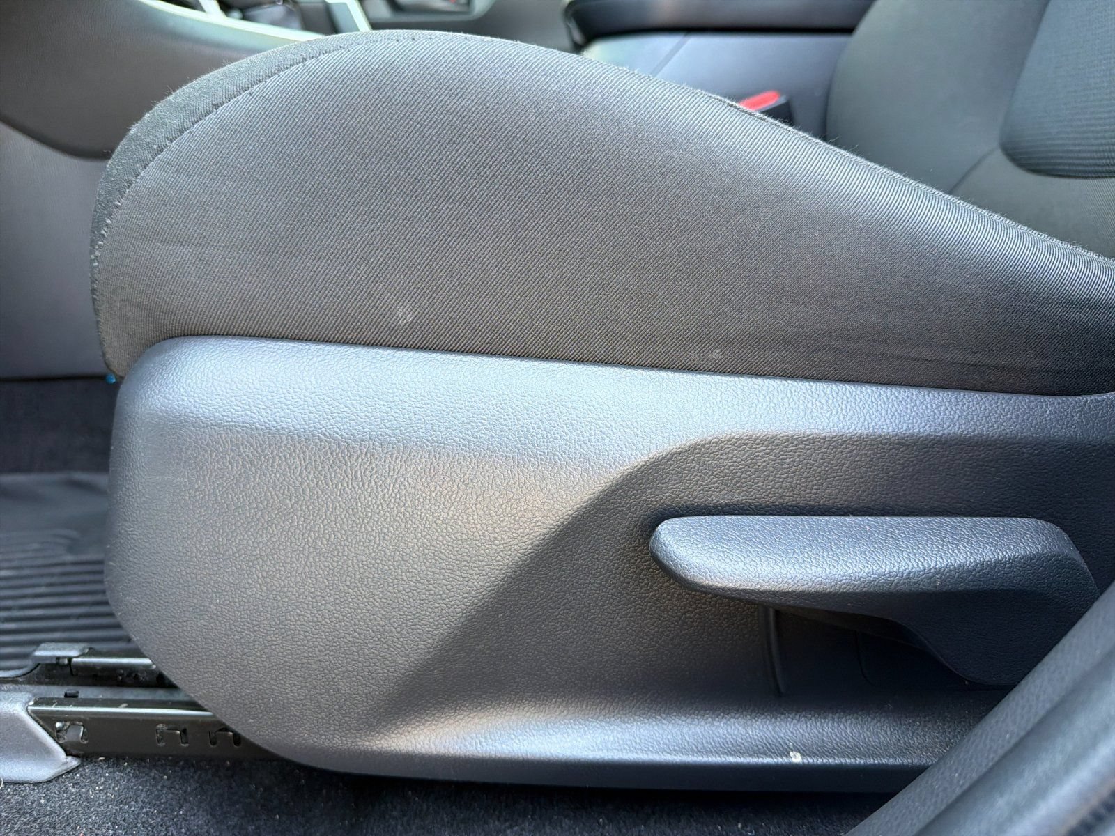 Used 2025 Toyota RAV4 LE AWD/4WD image 13