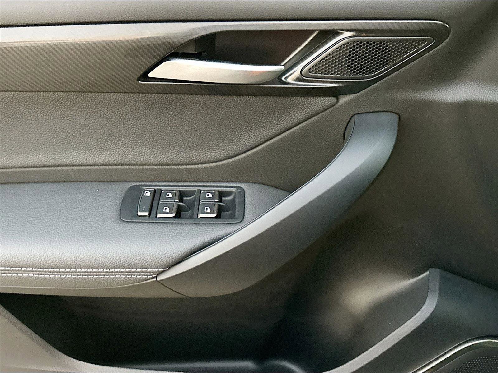 New 2025 VinFast VF 8 Eco image 18