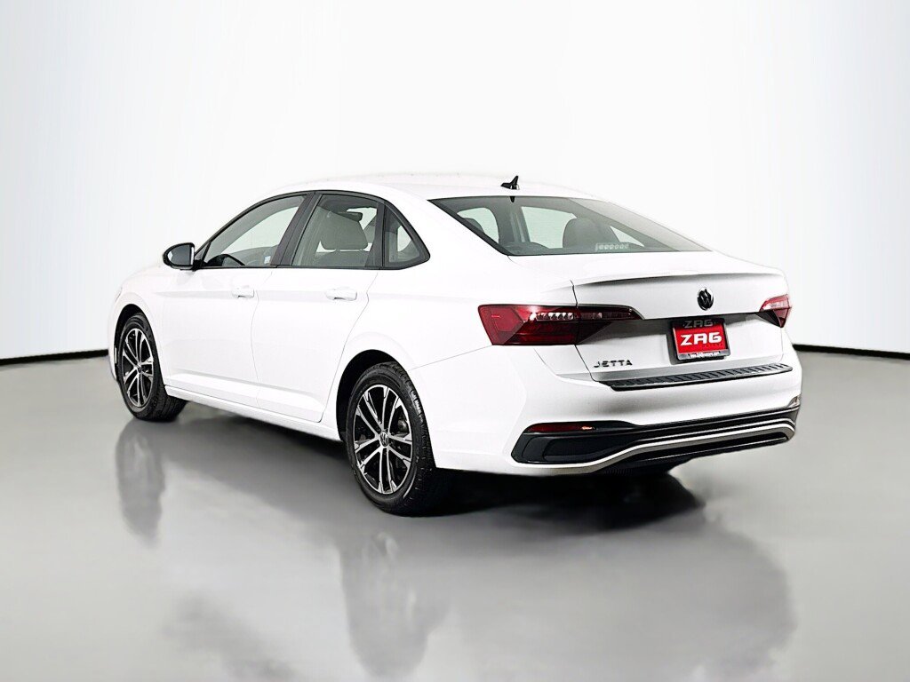 Used 2023 Volkswagen Jetta Sport image 3