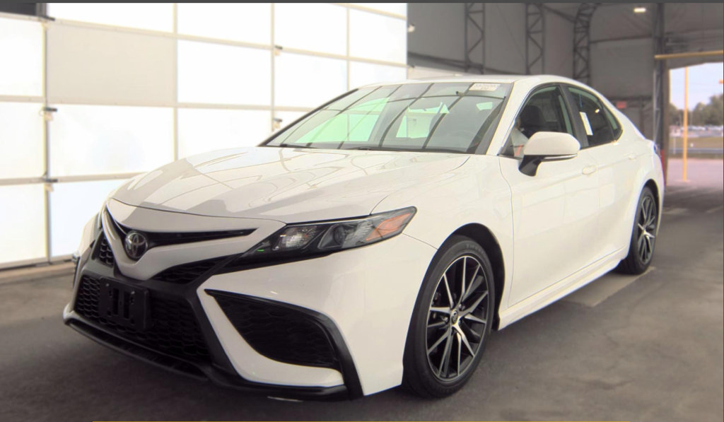Used 2022 Toyota Camry SE FWD image 1