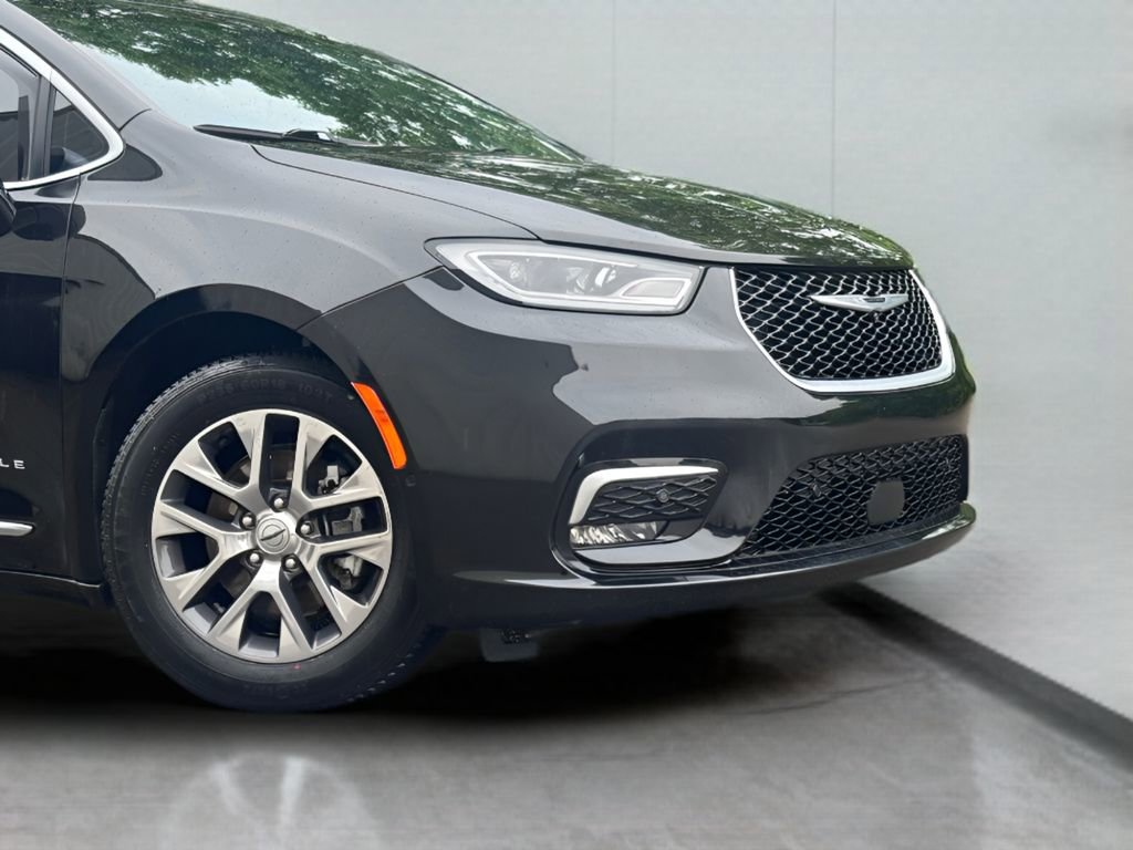 Used 2023 Chrysler Pacifica Pinnacle FWD image 3