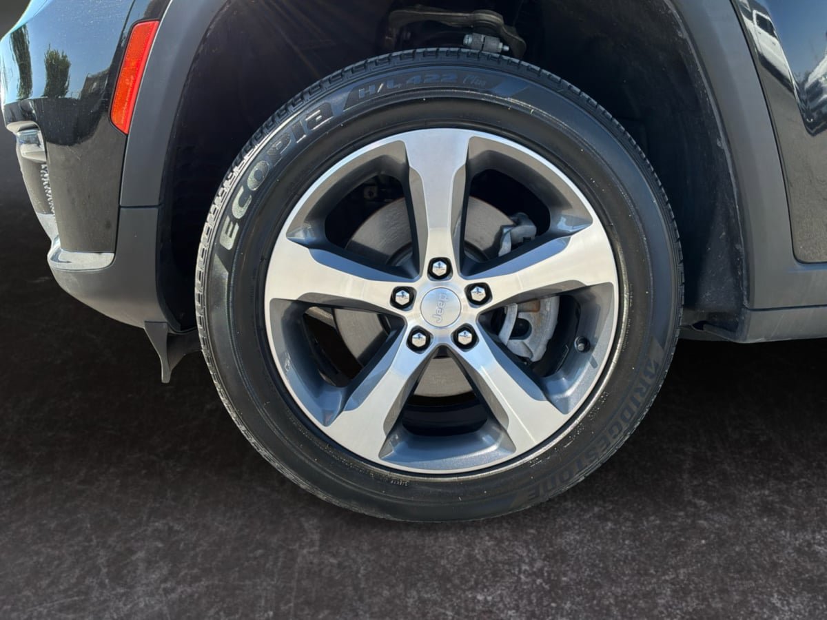 Used 2023 Jeep Grand Cherokee L Limited AWD/4WD image 9