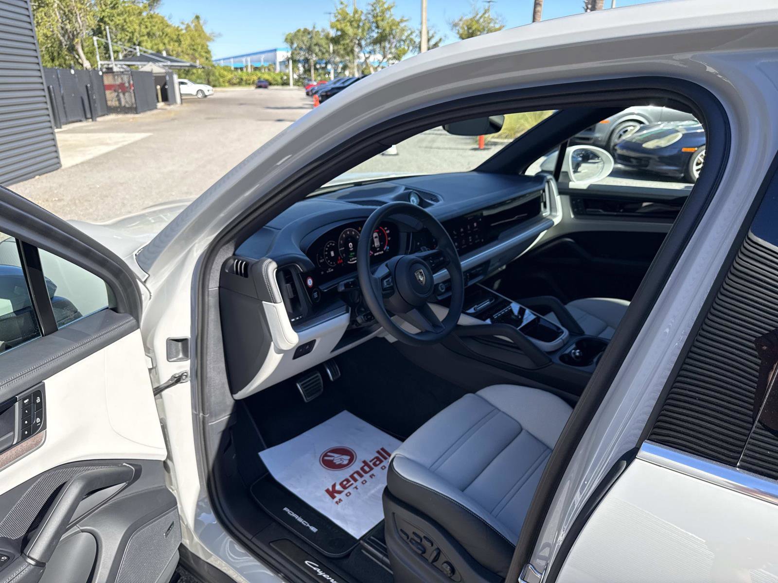 Certified 2025 Porsche Cayenne S image 4