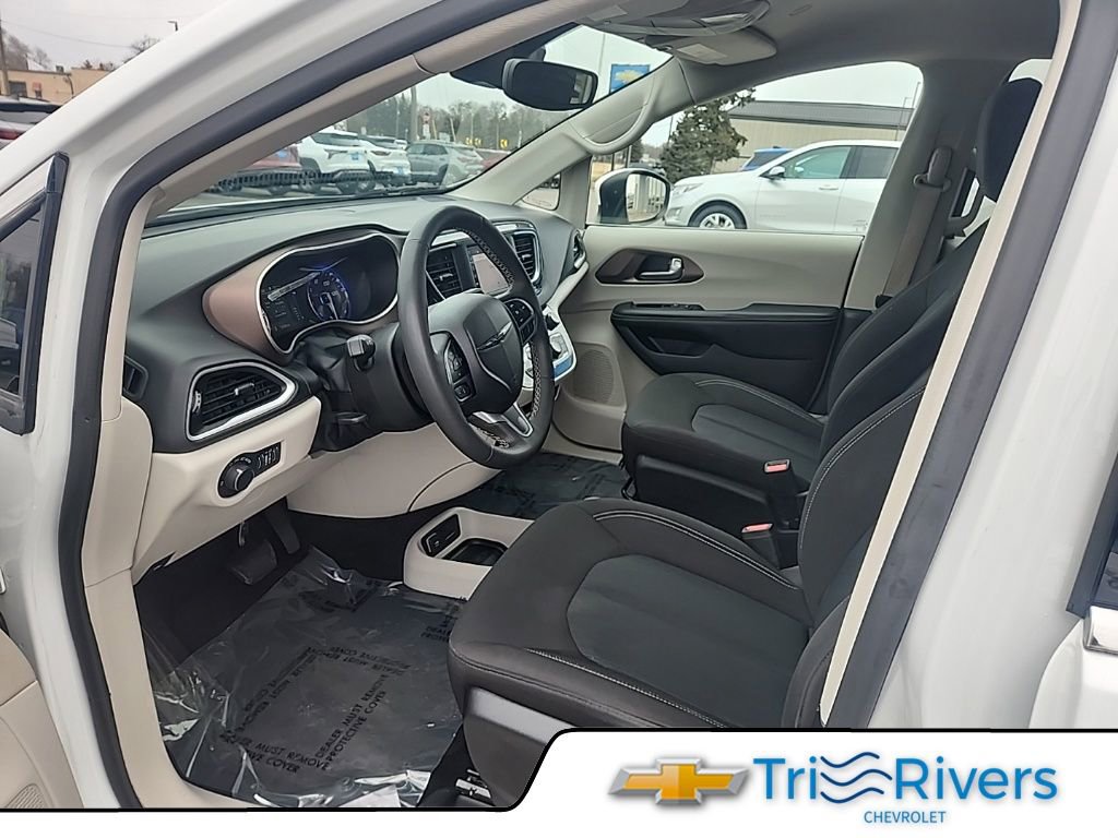 Used 2023 Chrysler Voyager LX image 8