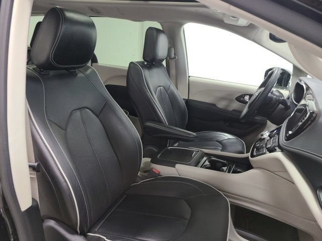 Used 2023 Chrysler Pacifica Limited FWD image 15