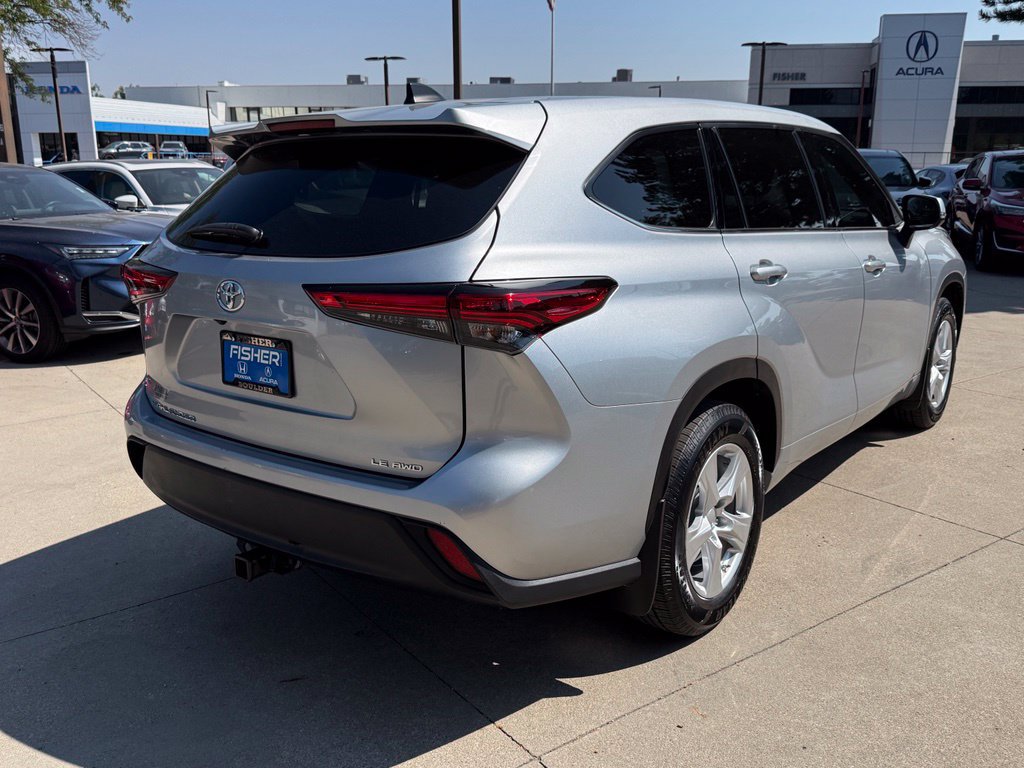 Used 2022 Toyota Highlander LE AWD/4WD image 4