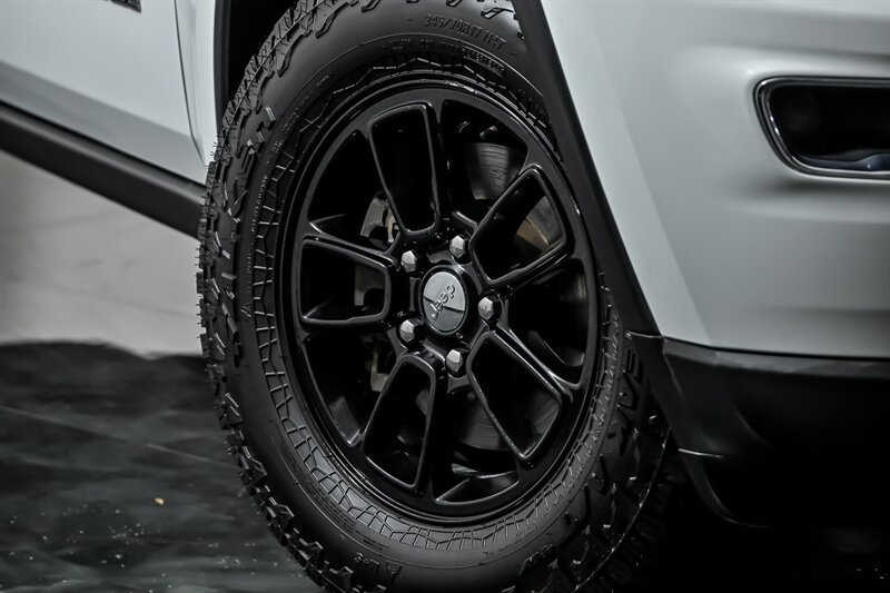 Used 2019 Jeep Grand Cherokee Laredo AWD/4WD image 3