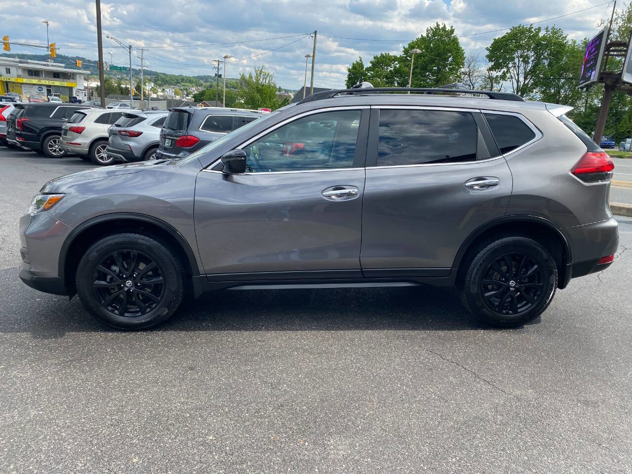 Used 2017 Nissan Rogue SV w/ Midnight Edition Package AWD/4WD image 6