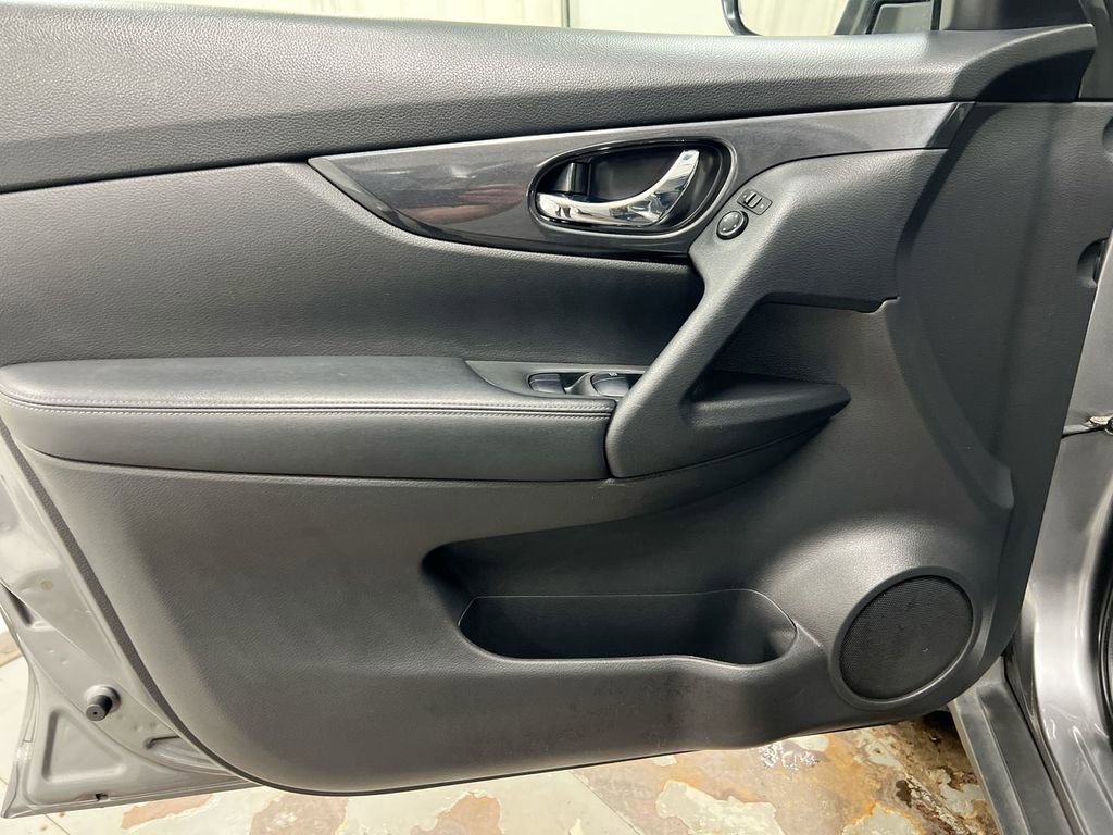 Used 2020 Nissan Rogue SV image 20