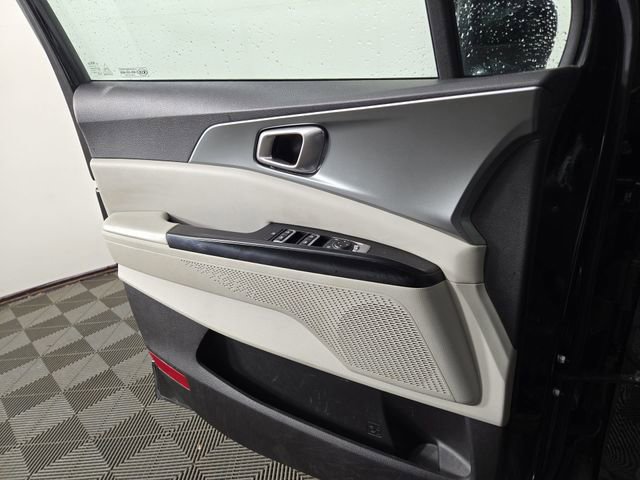 Used 2022 Kia Carnival LX image 29