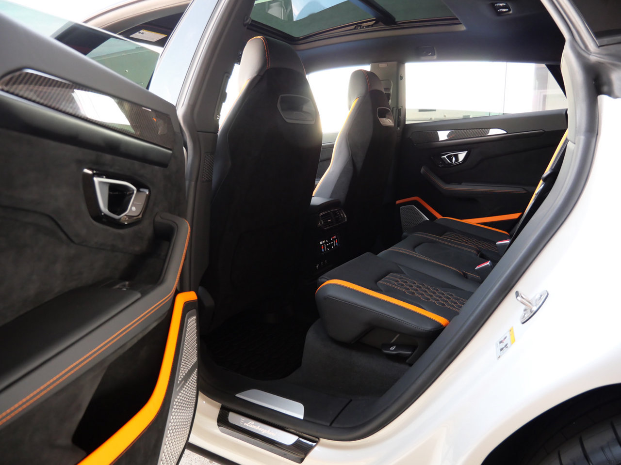Used 2024 Lamborghini Urus Performante AWD/4WD image 34