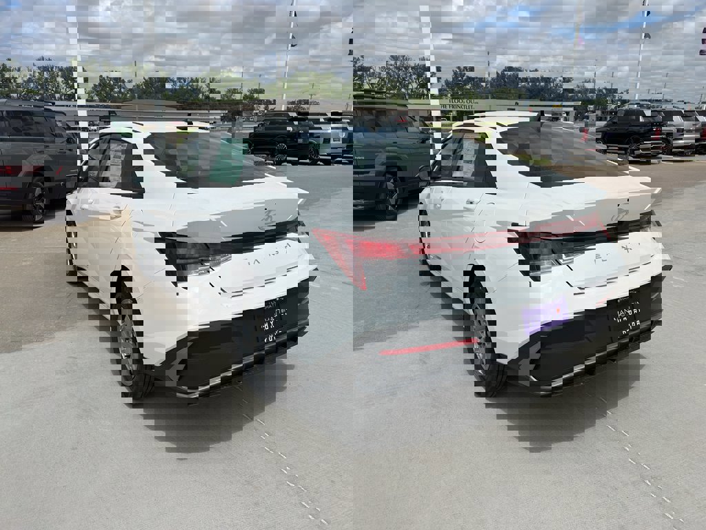 New 2026 Hyundai Elantra SE FWD image 6