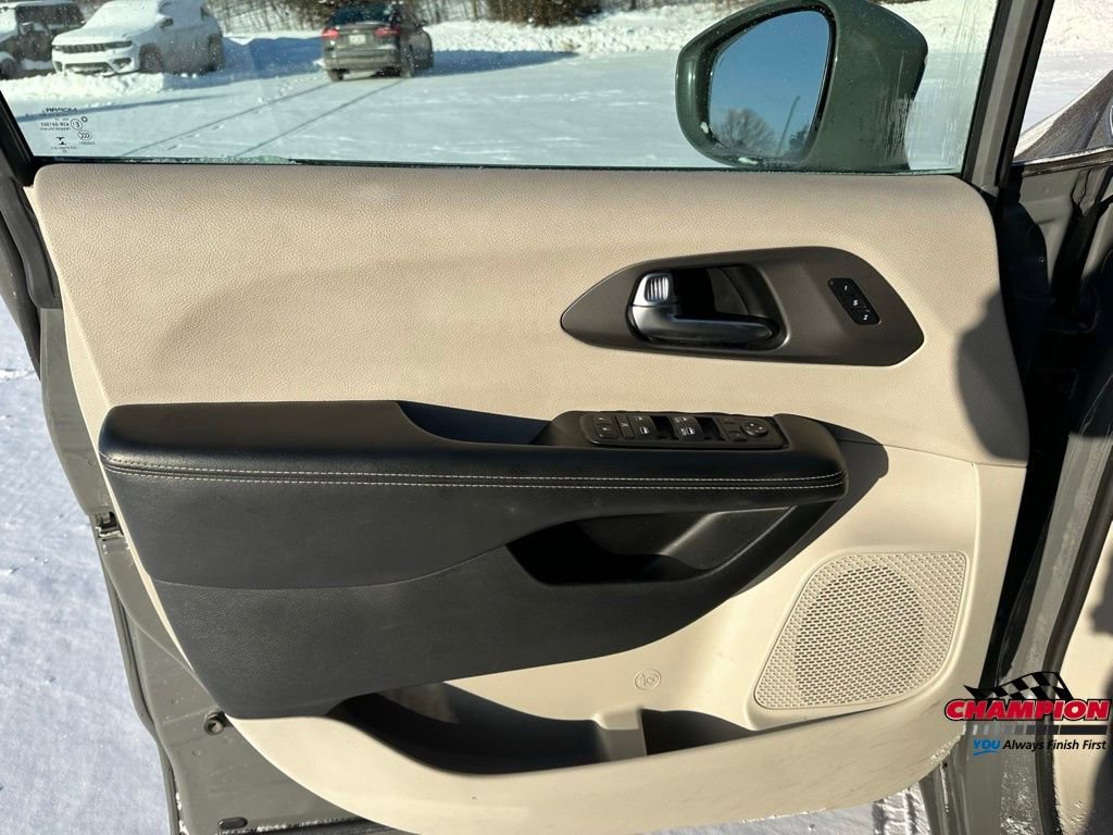 Used 2022 Chrysler Pacifica Touring-L image 12