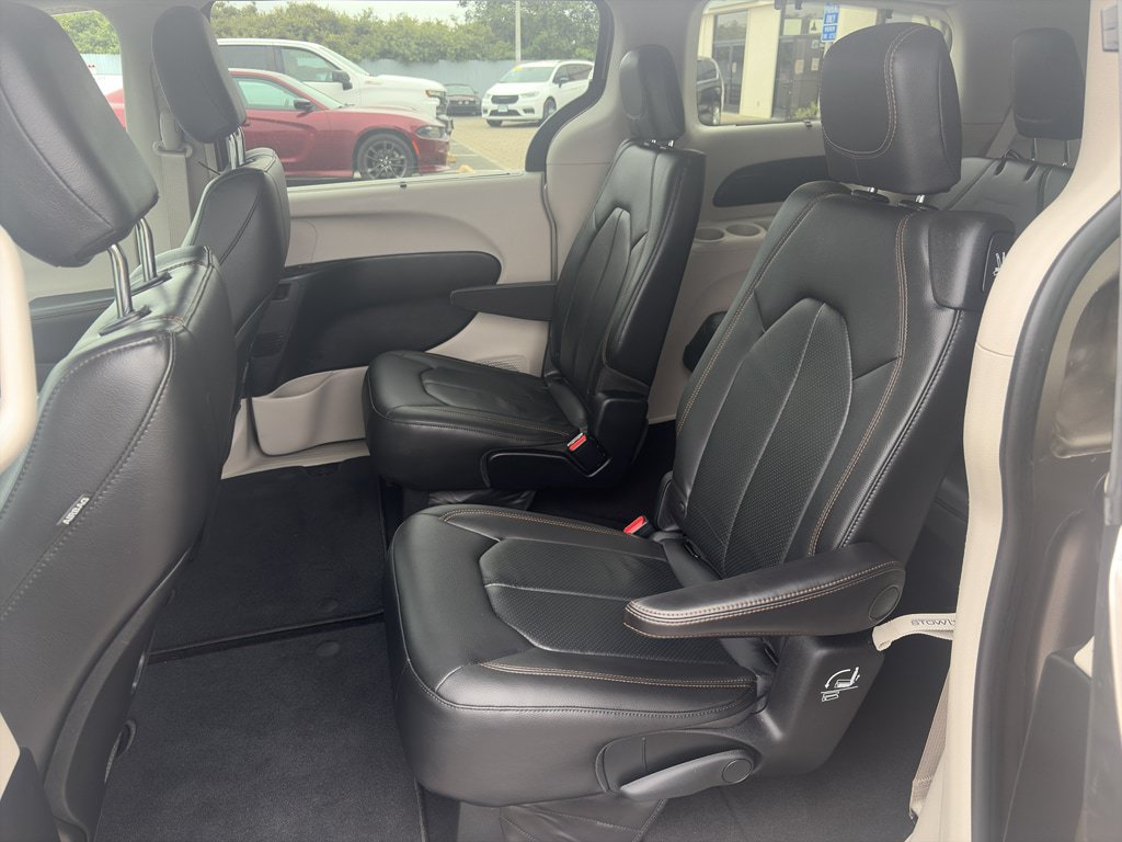 Used 2018 Chrysler Pacifica Touring-L FWD image 13