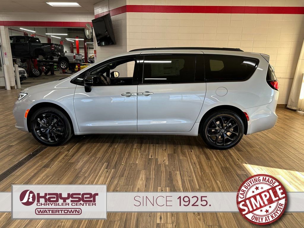 New 2026 Chrysler Pacifica Select w/ S Appearance Package image 2