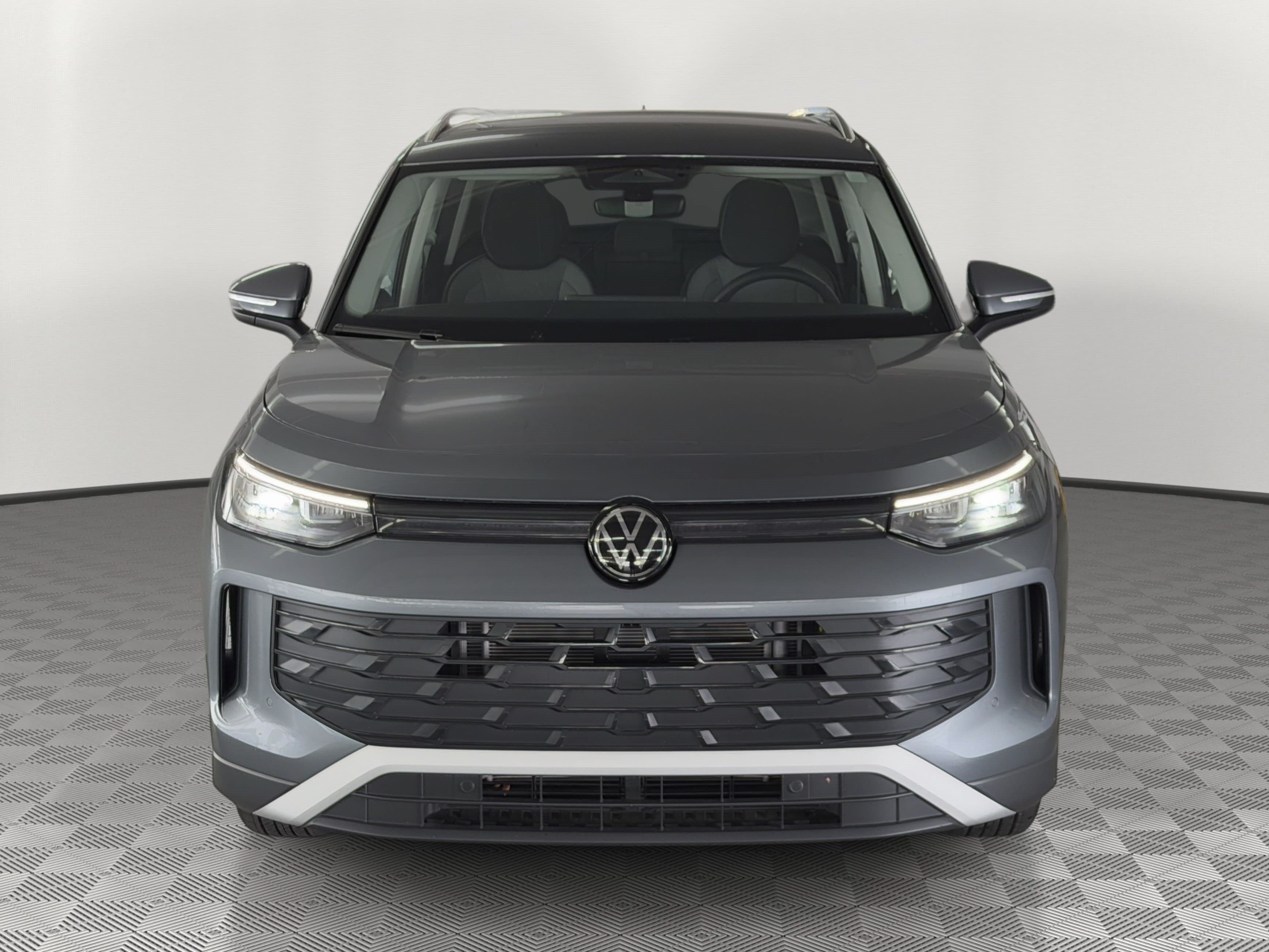 Used 2025 Volkswagen Tiguan S FWD image 6