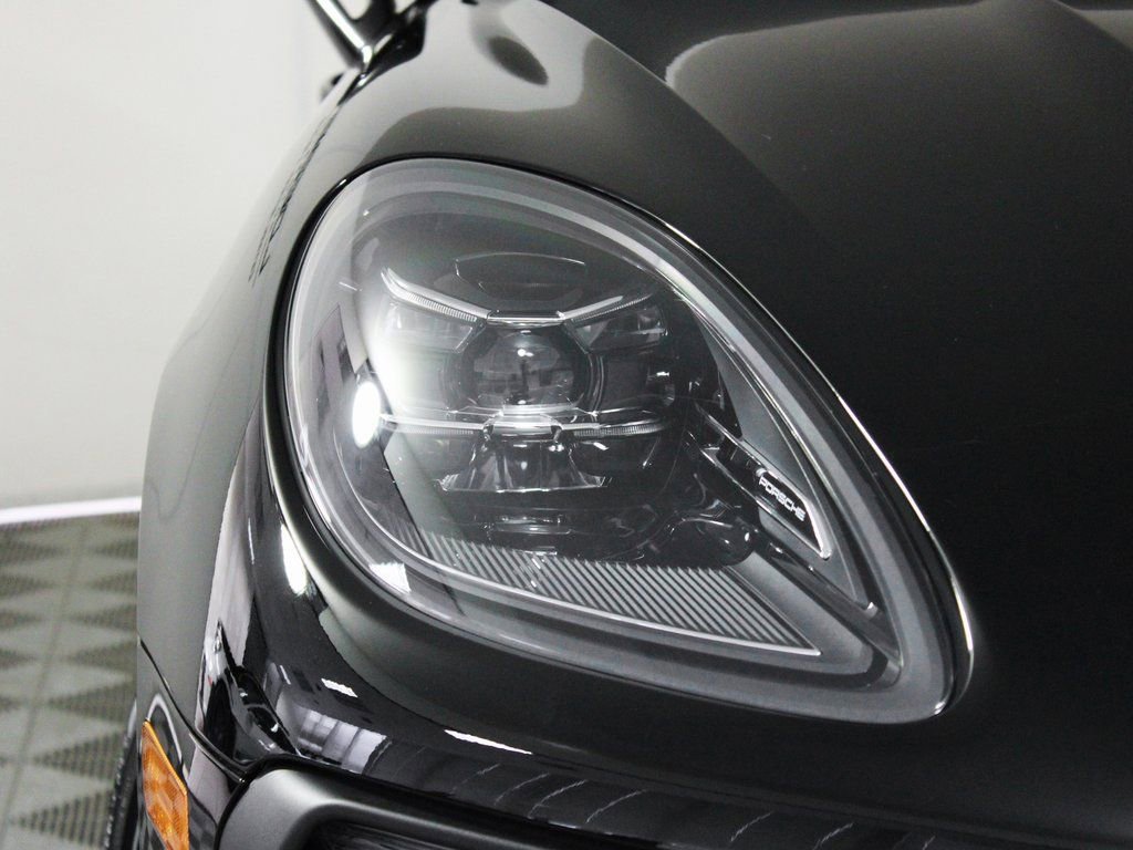 Certified 2026 Porsche Macan image 11