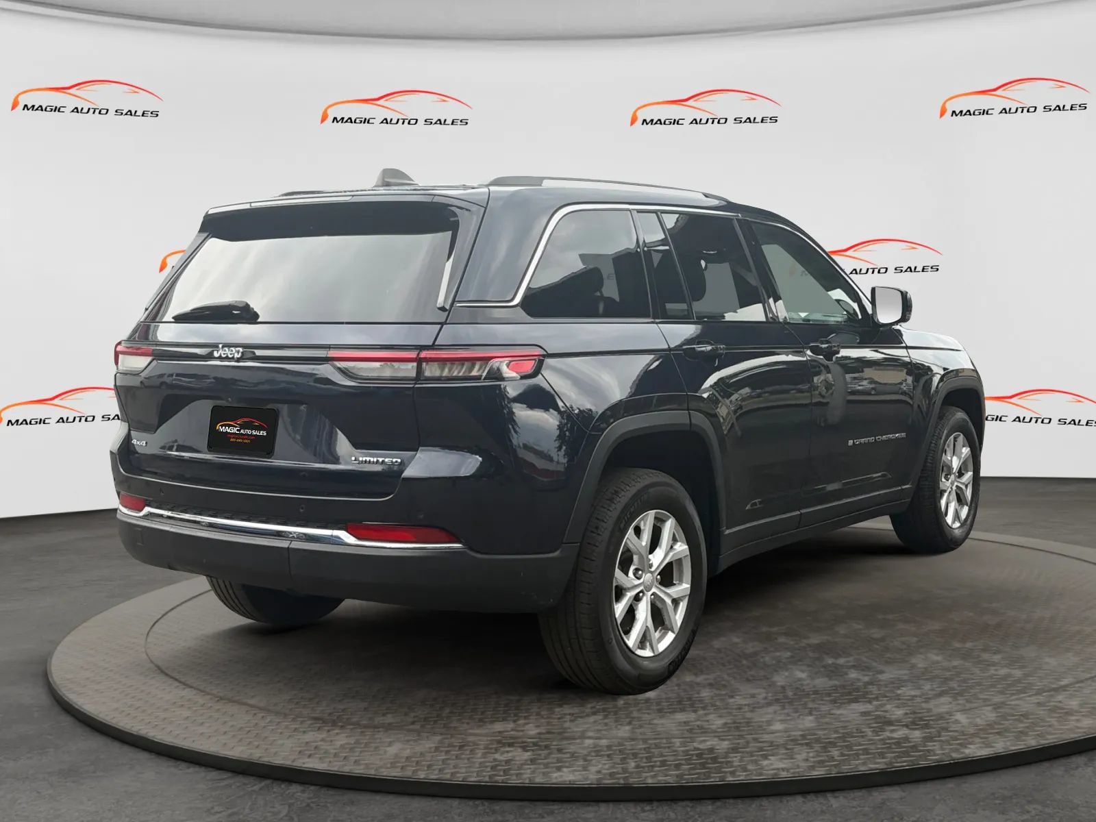 Used 2023 Jeep Grand Cherokee Limited AWD/4WD image 10