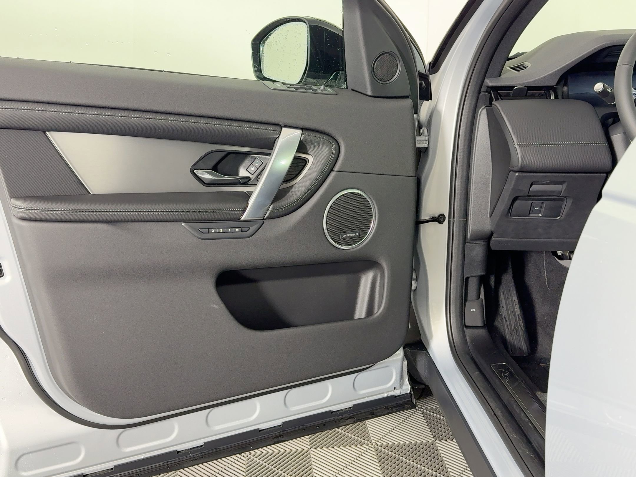 New 2026 Land Rover Discovery Sport Landmark image 13